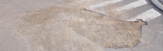 Rupa iskopana, zatrpana peskom i mesec dana čeka „krpljenje“