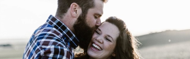 ŽENE NE MOGU DA IM ODOLE: Evo zašto BRADA na momku dovodi devojke do ludila