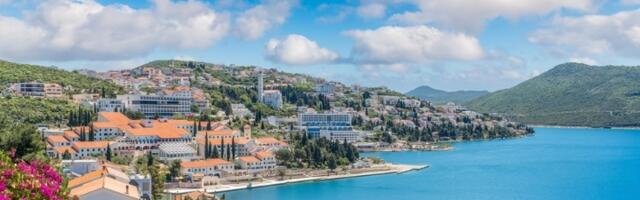 Snimak iz vazduha NAJEFTINIJEG mesta na Jadranu govori hiljadu reči: Noćenje 9 evra, doručak za 5 evra (VIDEO)