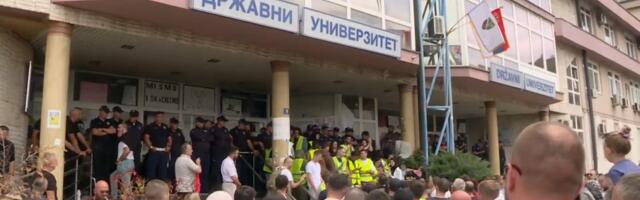 Incident ispred DUNP-a: Građani bacali flaše, pogođen načelnik policije, jednoj ženi pozlilo