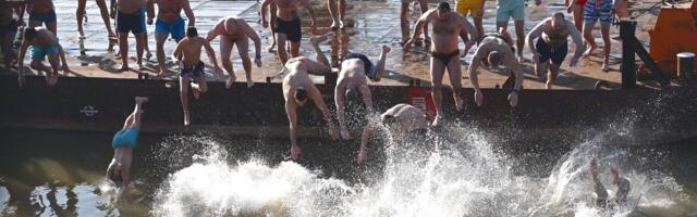 Plivanje za Časni krst ispod Beogradske tvrđave, učesnici ga zajedno izneli