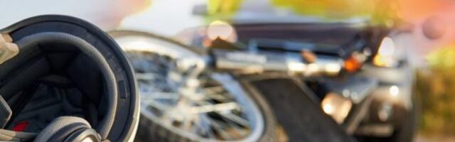 MOMAK I DEVOJKA TEŠKO POVREĐENI U SAOBRAĆAJNOJ NESREĆI U NOVOM SADU! Sudarili se motor i automobil!