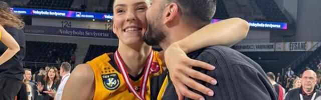 Tijana Bošković trofej proslavila sa dečkom