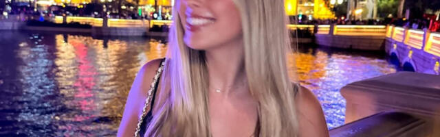 (FOTO) Ko je plavuša na mečevima Nikole Jokića? Privukla je veliku pažnju, svi bruje o njoj zbog jednog detalja