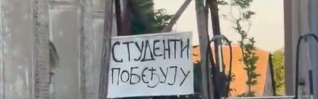 Транспарент „Студенти побеђују” окачен на звоник цркве СПЦ
