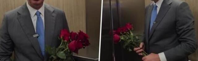 "Samo da im kažem kako mi mnogo znače i koliko ih volim" Vučić objavio snimak iz lifta, u rukama drži ruže (VIDEO)