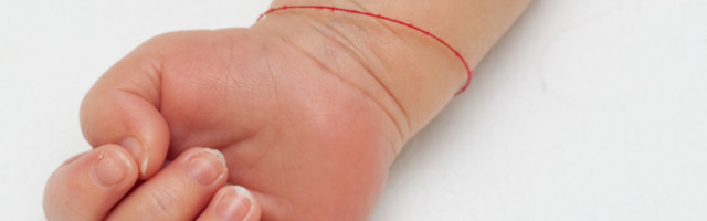 Ako i vaša beba ima, brzo ga skinite: Vladika Nikolaj upozorio je šta se krije iza ovog naizgled naivnog predmeta!