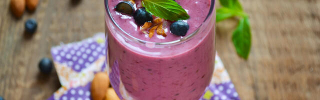 Smoothie sa borovnicama i bademima