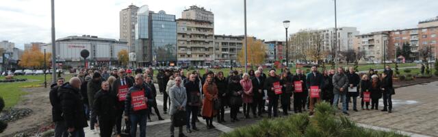 Opozicioni odbornici i građani danas u Kragujevcu odali poštu poginulima u padu nadstrešnice u Novom Sadu