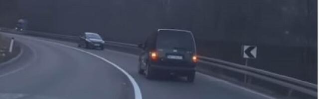 Šok snimak sa magistrale kod Novog Pazara: Vozač snimljen dok vozi u rikverc (VIDEO)