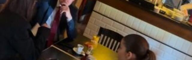 ALEKSIĆ SA STUDENTIMA BLOKADERIMA: U kafiću im daje instrukcije (FOTO)