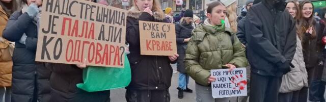 Veliki protest „Srednjoškolcima je dosta“ u Novom Sadu: Blokada raskrsnice i doček za hiljadu pešaka i biciklista