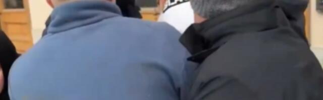 POJAVIO SE SNIMAK NAPADA NA POLJSKOG AMBASADORA Grupa ljudi ga okružila i vređala ga (VIDEO)