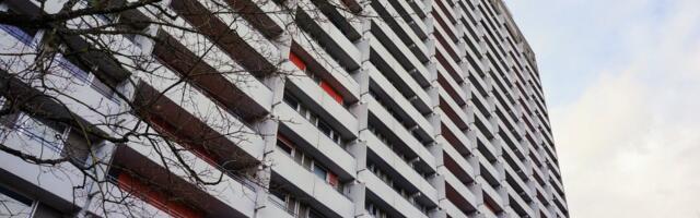 Čovek satima potpuno nag urlao na balkonu, policiju zvali 6 puta: Pravi šok usledio je kada su ušli u stan...