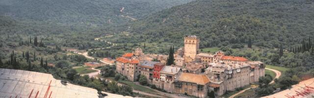 NOVA OPASNOST! STOTINE ZEMLJOTRESA UGROŽAVAJU HILANDAR: Pucaju zidovi crkava, paraklisa, krst cara Dušana, Milutinov pirg, padaju dimnjaci... (FOTO)