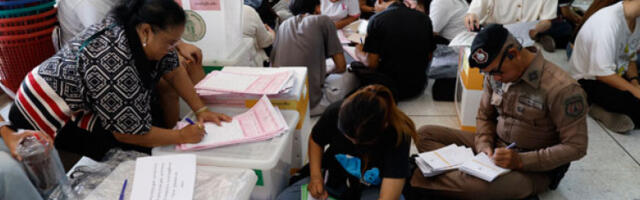 Тајланђани бирали посланике и гласали на референдуму о уставу