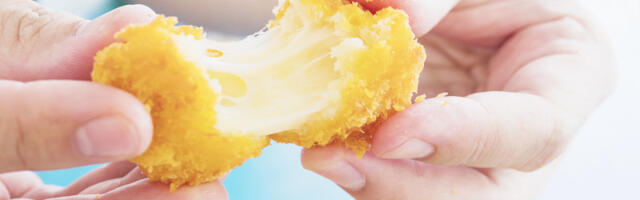 Oblačići od sira iz rerne: Hrskavi spolja, a unutra mekani (RECEPT+VIDEO)