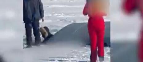 Snimak obišao svet: Autobus pun turista propao kroz led Bajkalskog jezera (UZNEMIRUJUĆI VIDEO)