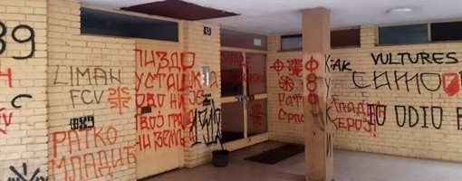 Prekrečeni grafiti mržnje u Novom Sadu na ulazu u zgradu gde živi Gruhonjić