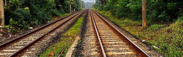 OGLASIO SE SRBIJAVOZ POSLE NEZGODE KOD LOVĆENCA: Voz iskliznuo iz šina greškom mašinovođe