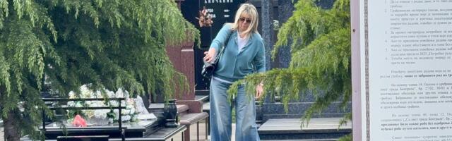 Suzana sama na Sašinom grobu: Popovićeva udovica okadila, izašla pred važan datum