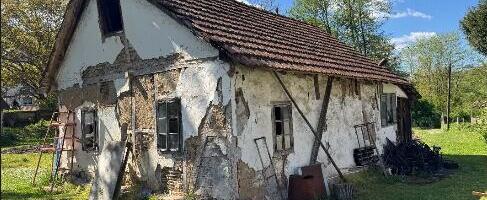 Ovo je porodična kuća našeg poznatog glumca iz hit serije: Fasada otpada, zidovi ispucali... Posetio selo u kom je proveo detinjstvo i evo šta je zatekao