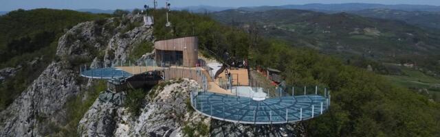 SRBIJA DOBIJA NEVEROVATNU TURISTIČKU ATRAKCIJU: Jedinstveni stakleni vidikovac na vrhu Kablara - Skajvok, otvara se u četvrtak tačno u podne! (FOTO)