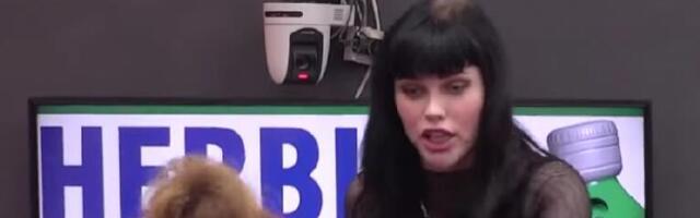 DENIZ SKOČILA NA MAMA DŽEHVU! Skandal NEVIĐENIH razmera, VRIŠTALA i BACALA sve pred sobom, PLJUŠTALE UVREDE! (VIDEO)