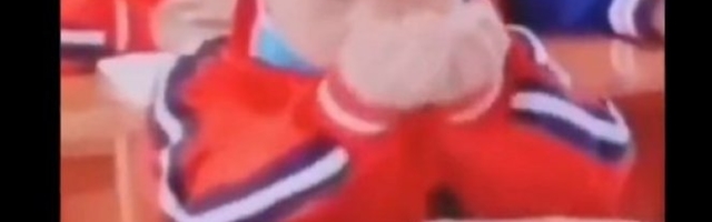 (VIDEO) Dečak je seo u klupu, otvorio knjigu, a njegov sledeći postupak ODUŠEVIO JE MILIONE