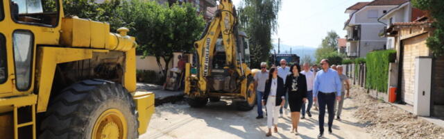 Donja Vrežina dobija nove asfaltirane ulice. Posle Geteove, Lazara Trifunovića i Bete Vukanović, mašine se sele u ulicu Milana Kašanina