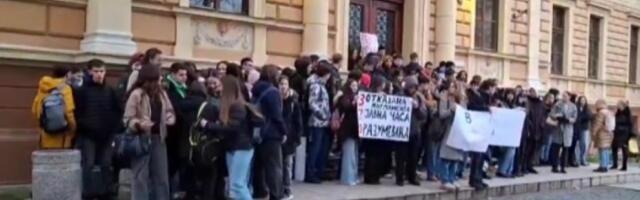 Jovina gimnazija u BLOKADI: Đaci traže da im se direktor javno izvini, ali i da povuče izvinjenje koje je uputio Vučeviću (VIDEO)