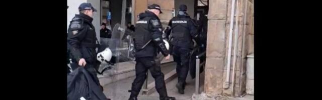 Veliki broj policajaca zauzeo položaje pred zasedanje Skupštine Novog Sada (VIDEO)