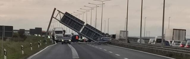 KAMION POSLE SUDARA S AUTOM UDARIO U PORTAL IZNAD PUTA PA PROBIO ZAŠTITNU OGRADU Težak karambol na auto-putu Beograd - Novi Sad