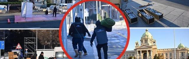 UKLONJENI ŠATORI, BOŽIĆNO SELO ISPRED SKUPŠTINE: Počelo postavljanje objekata - evo kako sada izgleda ćaćilend! (FOTO)