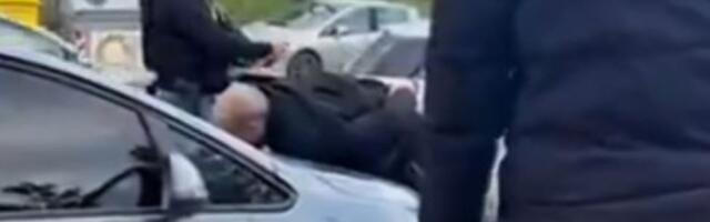 Monstrum izbo ženu pred unukom, a sad se pravda da je PSIHIČKI LOŠE