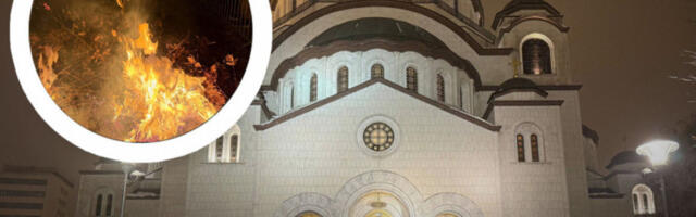 VERNICI U VELIKOM BROJU PRISTIŽU ISPRED HRAMA SVETOG SAVE: Badnjak zapaljen, sve spremno za ponoćnu liturgiju (VIDEO)