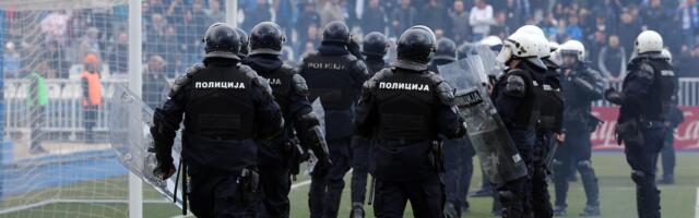 Nema mira u Novom Pazaru: Veliki broj policajaca pokušava da mirno isprati „delije“ iz grada (VIDEO)