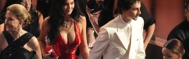 Grudi kipe, dekolte puca: Kajli Džener nikad vrelija - haljina izazvala haos na mrežama (FOTO)