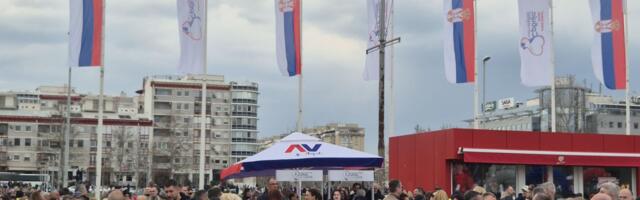 Počeo miting SNS u Beogradskoj areni, ispred postavljen veći broj štandova i šatora