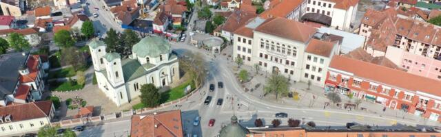 Više od 400 maturanata plesalo maturski ples na glavnom trgu u Čačku