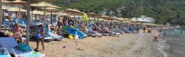 "Došla sam da se kupam, a dočekala me braon voda i smrad!" Šok na poznatoj plaži u Crnoj Gori! Izlila se kanalizacija, kupače upozoravaju da ne gutaju vodu!