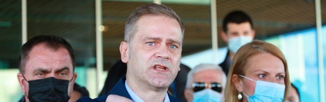 "Vučiću, s kim komuniciraš i ko ti je upao na prisluškivanje?"