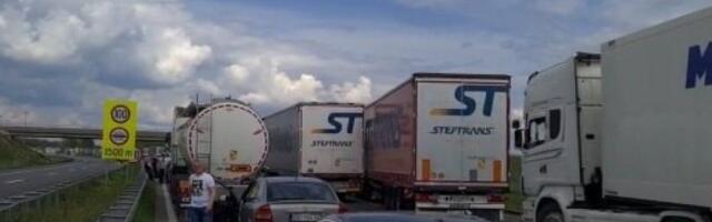 PAKAO NA HORGOŠU, CARINICI PRSTOM NE MRDAJU! Sa srpske strane kolona duga četiri kilometra, ljudi očajni, u automobilima i bebe! (VIDEO)