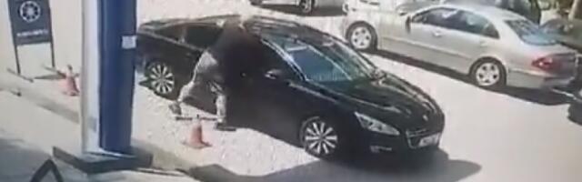 Pokušao da udari vozača lancem, ovaj ga upucao iz automobila! Pogledajte snimak STRAVIČNOG UBISTVA na pumpi u Solunu! (UZNEMIRUJUĆI VIDEO)