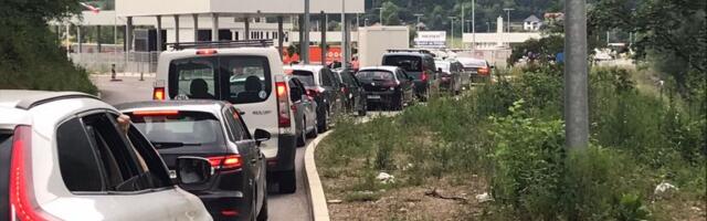 Smena turista - formirana kolona vozila na graničnom prelazu sa Crnom Gorom