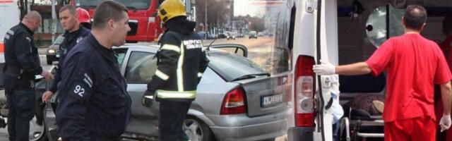 Težak udes kod Čente! Taksi se zakucao u kamion, povređene izvlačili vatrogasci (FOTO)