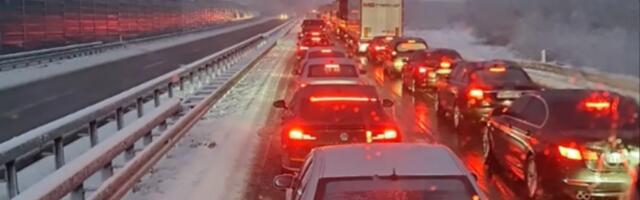 SAOBRAĆAJ NA AUTO-PUTU "MILOŠ VELIKI" U KOLAPSU! Kolona kilometarska, sve stoji, vozači izlaze iz automobila! (FOTO)