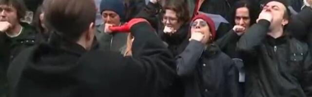 ZABRINJAVAJUĆE, ŠTA OVI LJUDE RADE?! Ljudi zgroženi "perfomansom" takozvanih studenata na protestima - grizu se, plaču, vrište i urlaju! (VIDEO)