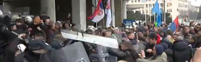 Napao snimatelja na protestu u Novom Sadu, sad mu se smeši funkcija?!