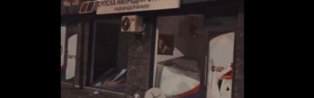 Počela privođenja građana nakon incidenata ispred SNS: Okupljanje pred policijskom stanicom u Valjevu